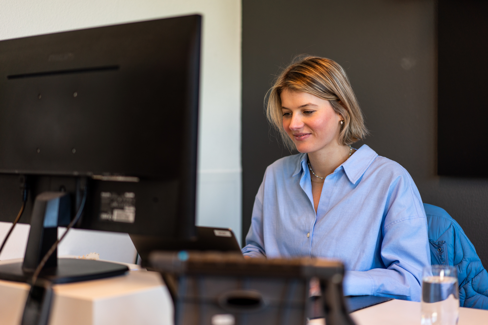 Dexport werknemer werkt