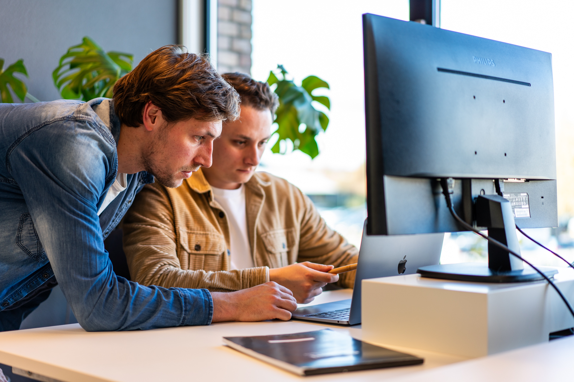 Dexport personeel werken samen aan case